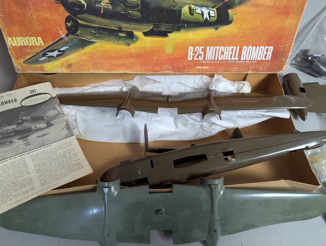 Vintage 1968 Aurora B-25 Mitchell Bomber Model Kit No. 397 1/32 Scale Aviation Collector - 3