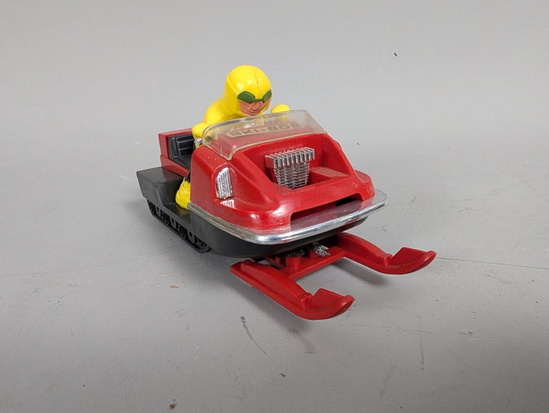 Vintage Strombecker Ski-Bob Snowmobile Slot Car Collectible Toy from 1960s: **Important** Please read below description on how to avoid high shipping costs. Don't miss out on this vintage Strombecker Ski-Bob snowmobile slot car, a true collector's item! Measuring 6 x 3 x 2