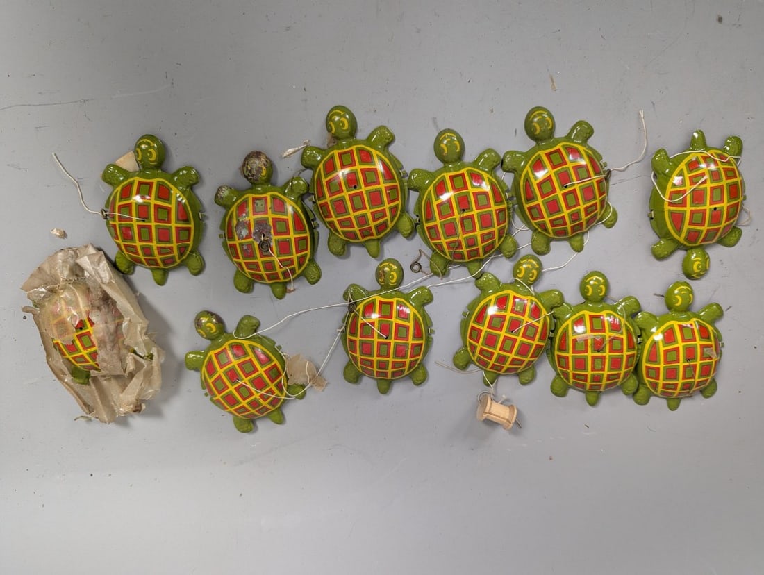 Vintage Tin Lithograph Turtle Pull-String Noisemaker Toys Lot of 12 New Old Stock: **Important** Please read below description on how to avoid high shipping costs. This auction features a lot of 12 new old stock vintage tin lithograph turtle pull-string noisemaker toys. Each measure