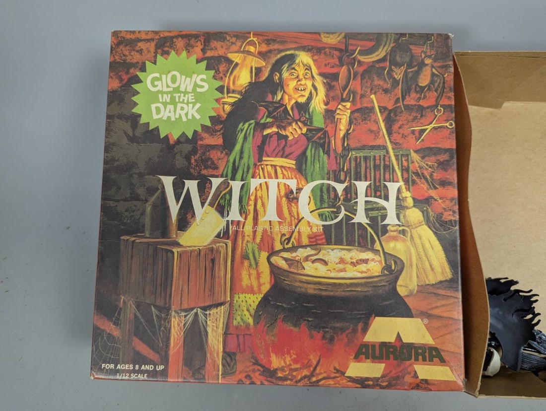 Vintage Aurora Witch Glows in the Dark Model Kit No. 470 for Collectors and Hobbyists - 2