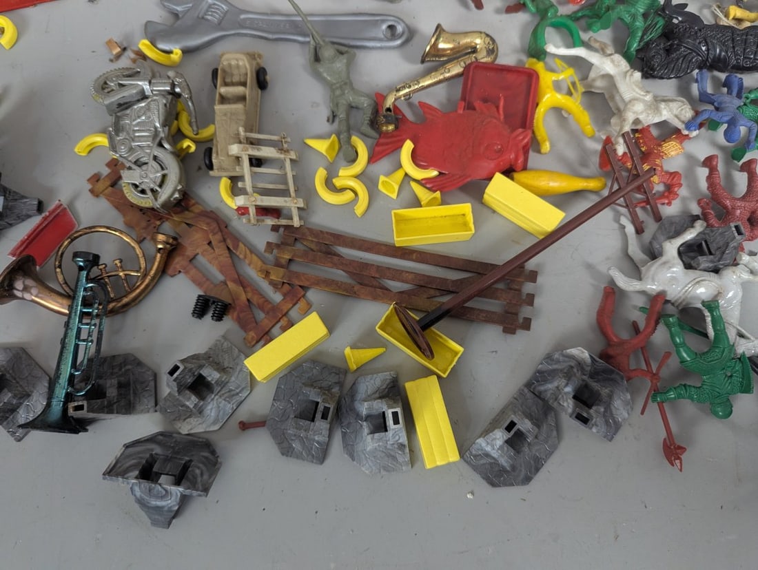 Lot of Assorted Vintage Plastic Toys and Parts 1950s Knights Cars Playset Figures - 10