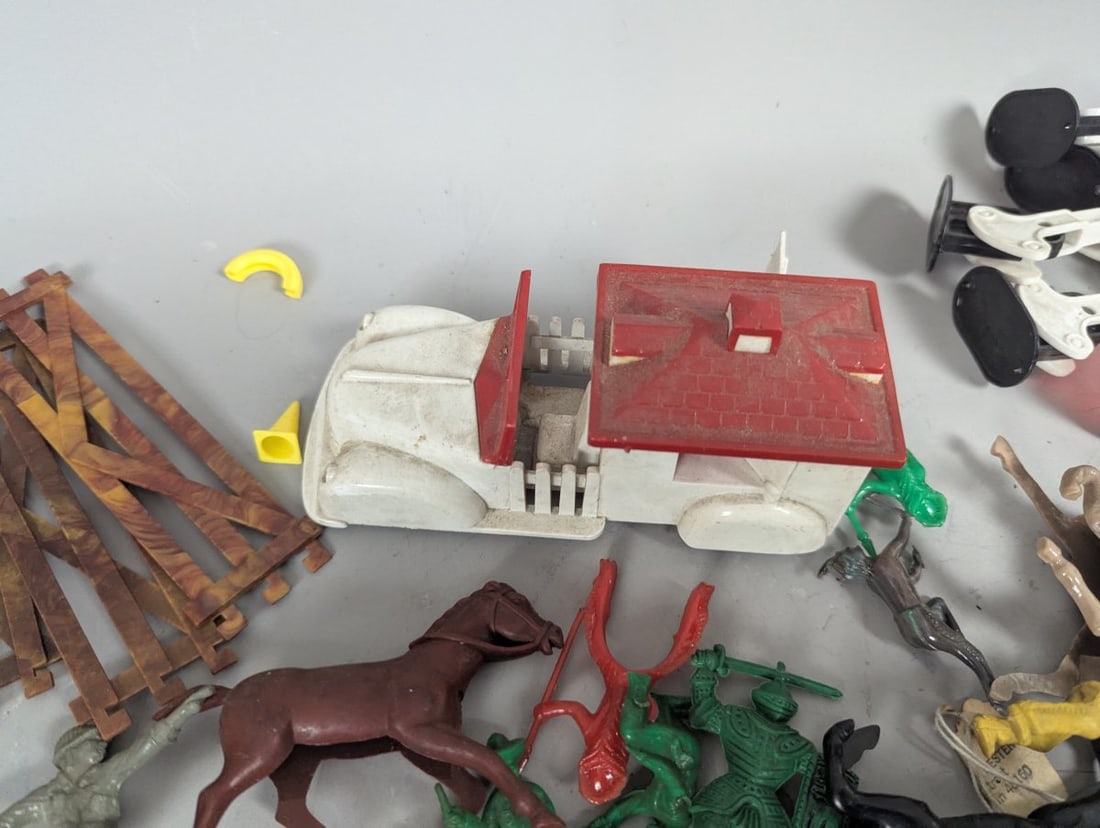 Lot of Assorted Vintage Plastic Toys and Parts 1950s Knights Cars Playset Figures - 3