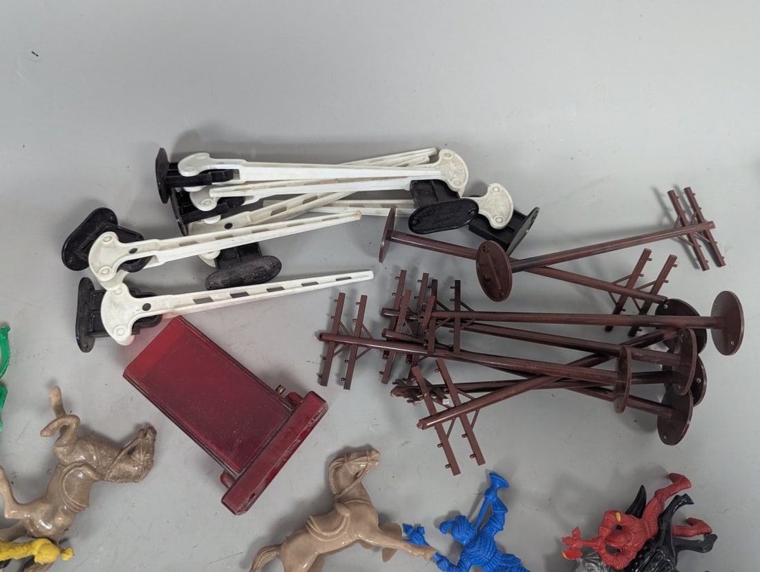 Lot of Assorted Vintage Plastic Toys and Parts 1950s Knights Cars Playset Figures - 4