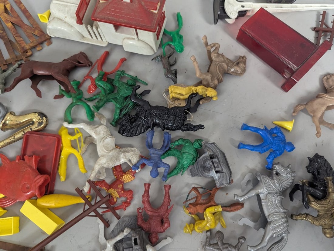 Lot of Assorted Vintage Plastic Toys and Parts 1950s Knights Cars Playset Figures - 7