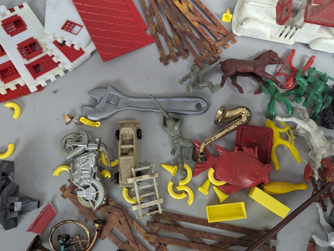 Lot of Assorted Vintage Plastic Toys and Parts 1950s Knights Cars Playset Figures - 8
