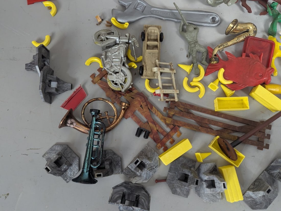 Lot of Assorted Vintage Plastic Toys and Parts 1950s Knights Cars Playset Figures - 9