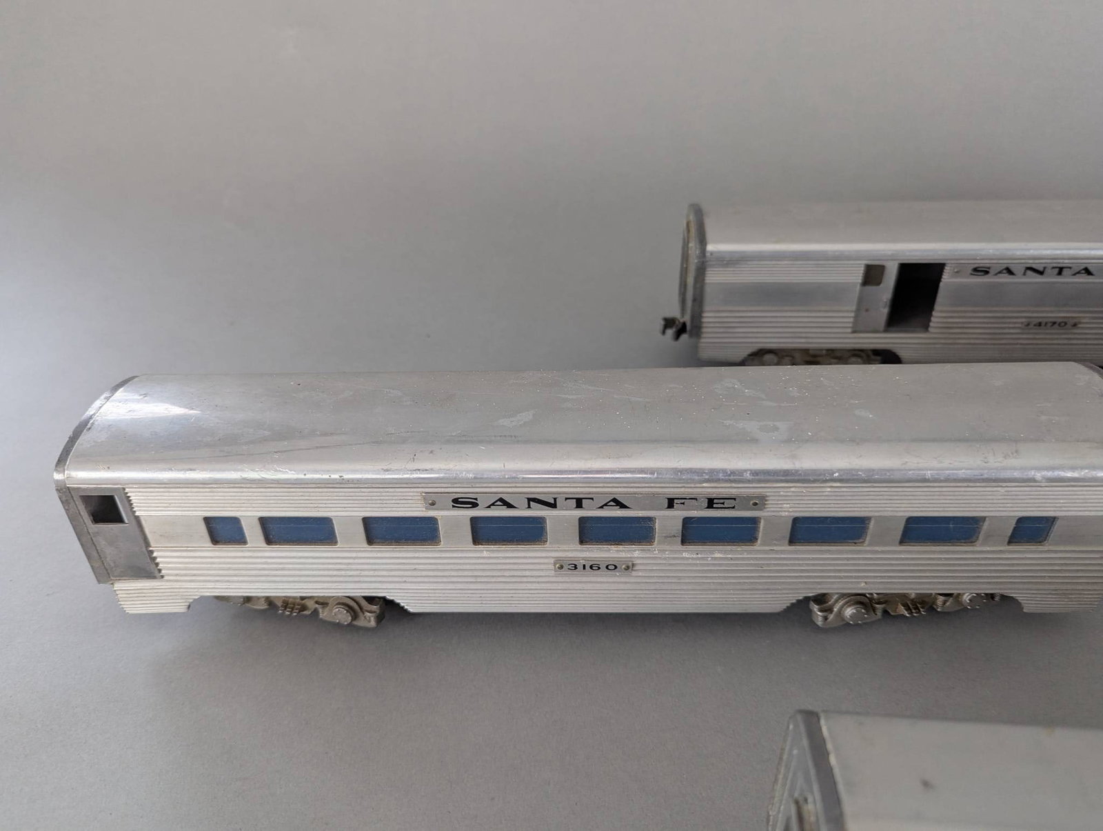 AMT American Model Toys and Lionel Santa Fe Passenger Cars Set - 4