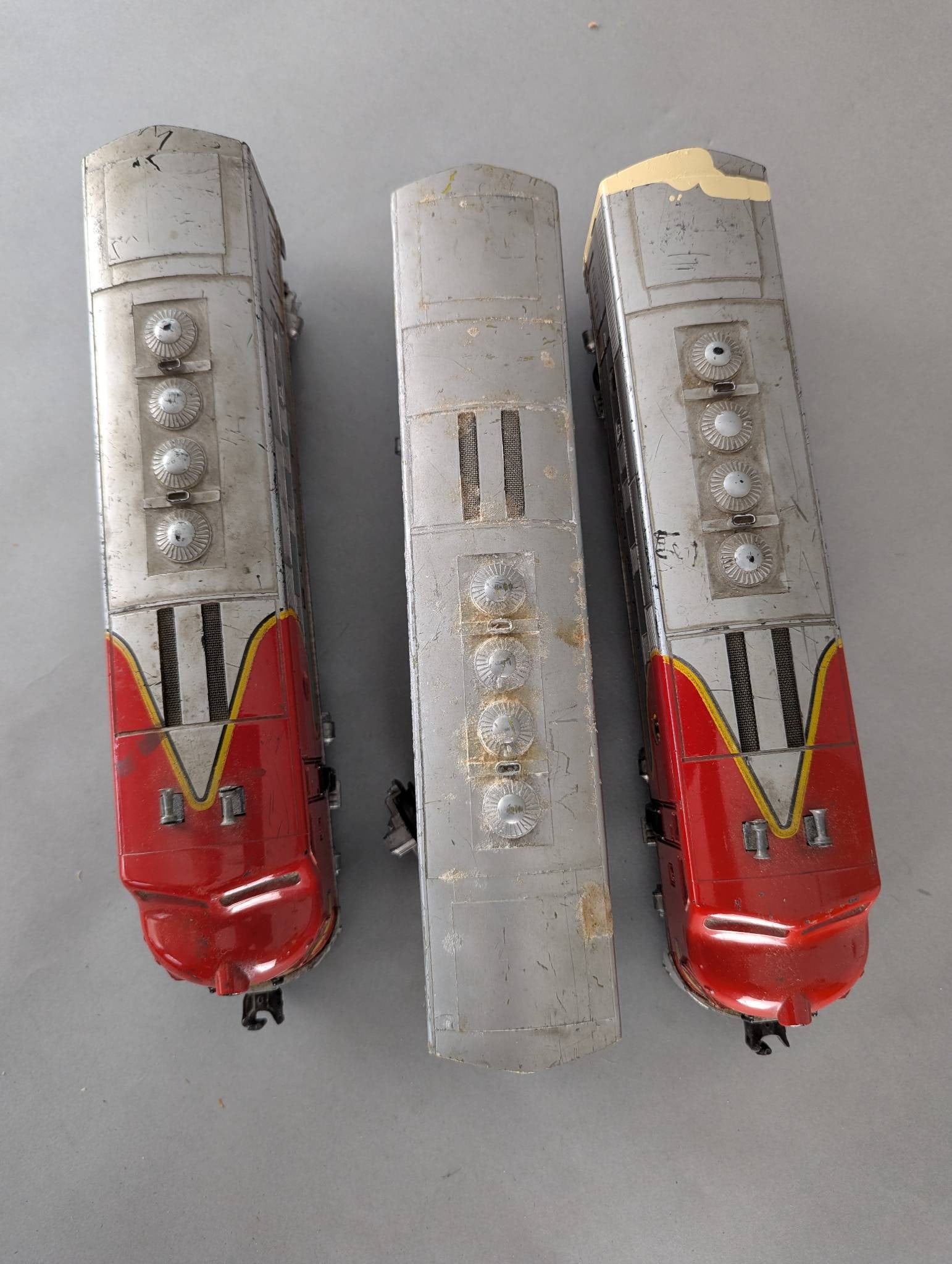 Set of Three Santa Fe Model Train Engines by Lionel. 2333-20 etc - 2
