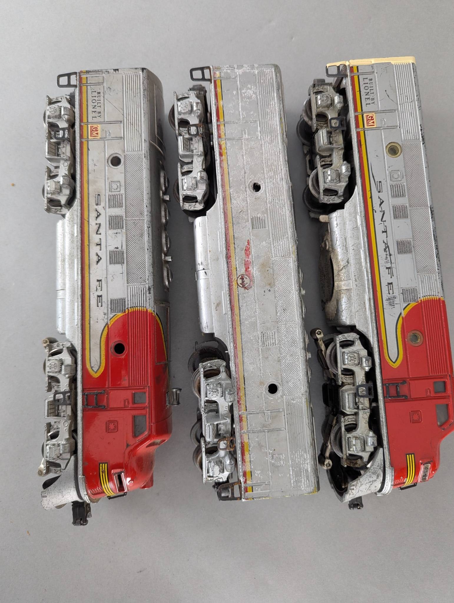 Set of Three Santa Fe Model Train Engines by Lionel. 2333-20 etc - 3