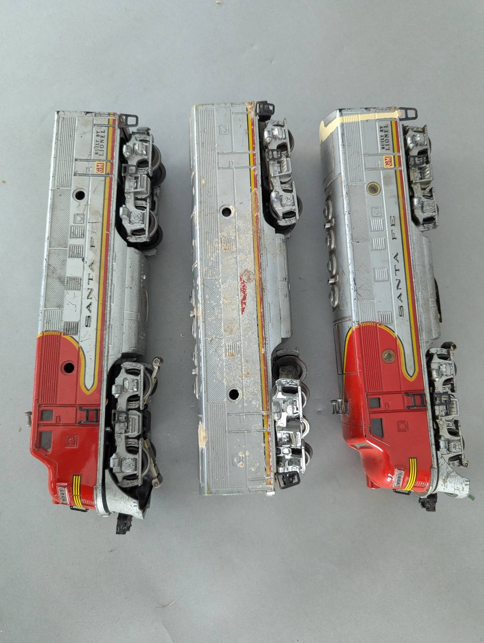 Set of Three Santa Fe Model Train Engines by Lionel. 2333-20 etc - 5
