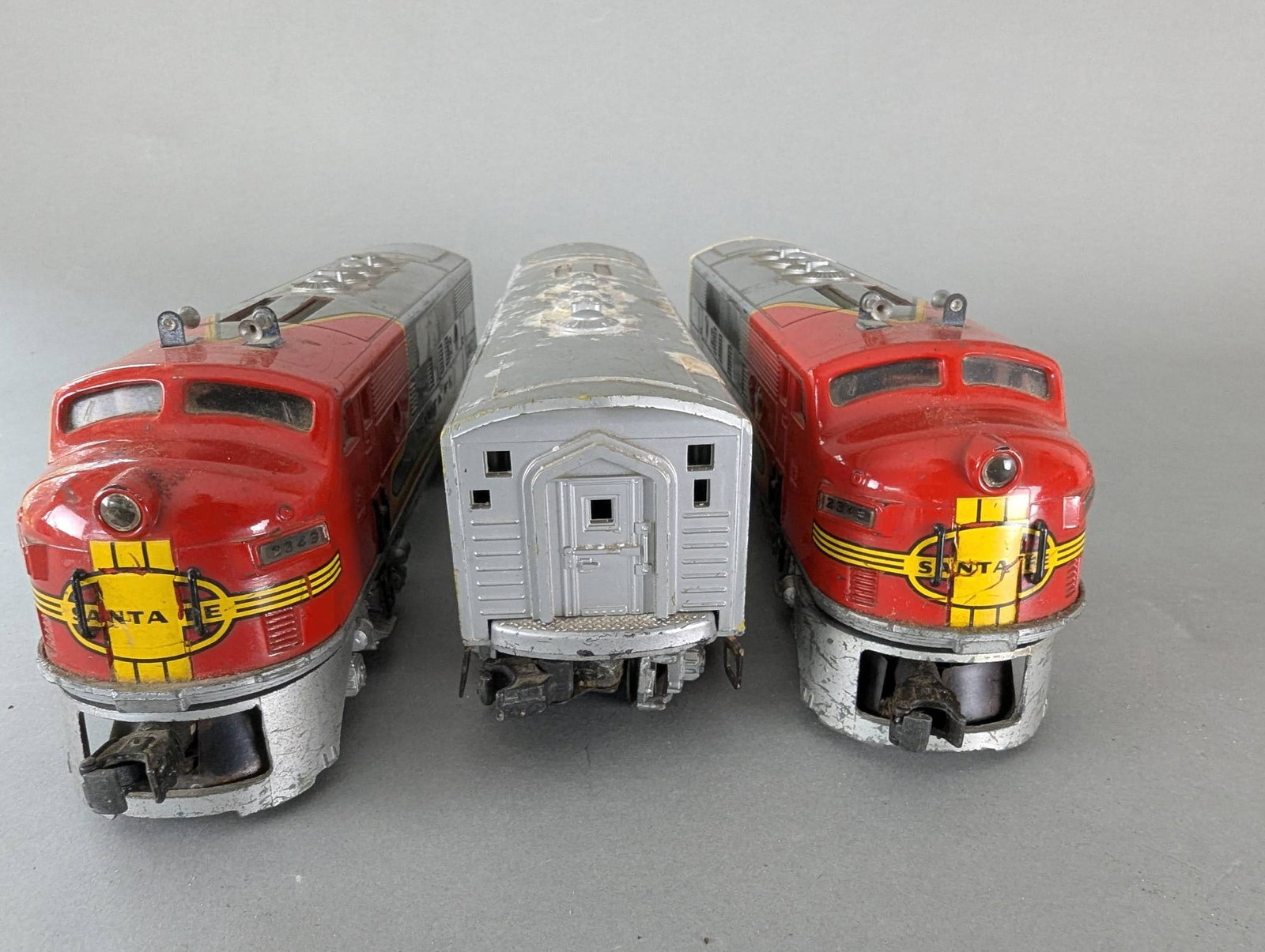 Set of Three Santa Fe Model Train Engines by Lionel. 2333-20 etc - 6