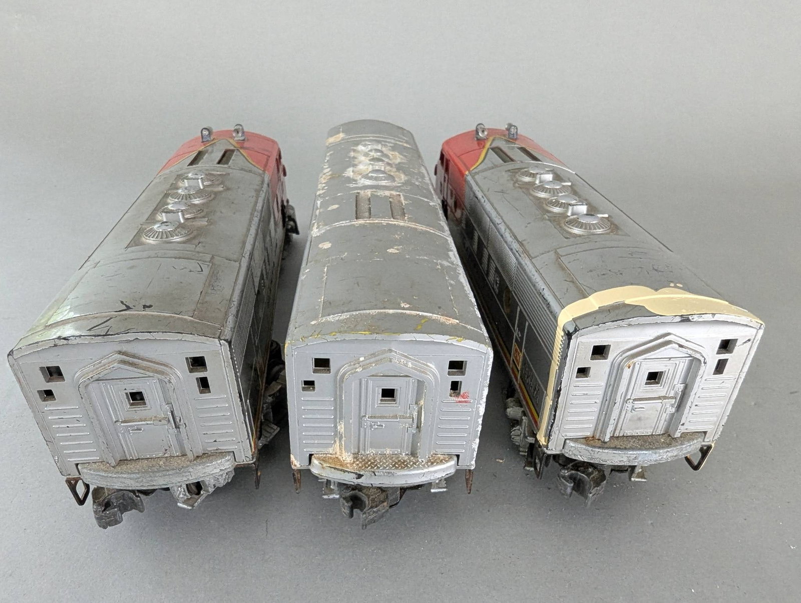 Set of Three Santa Fe Model Train Engines by Lionel. 2333-20 etc - 7