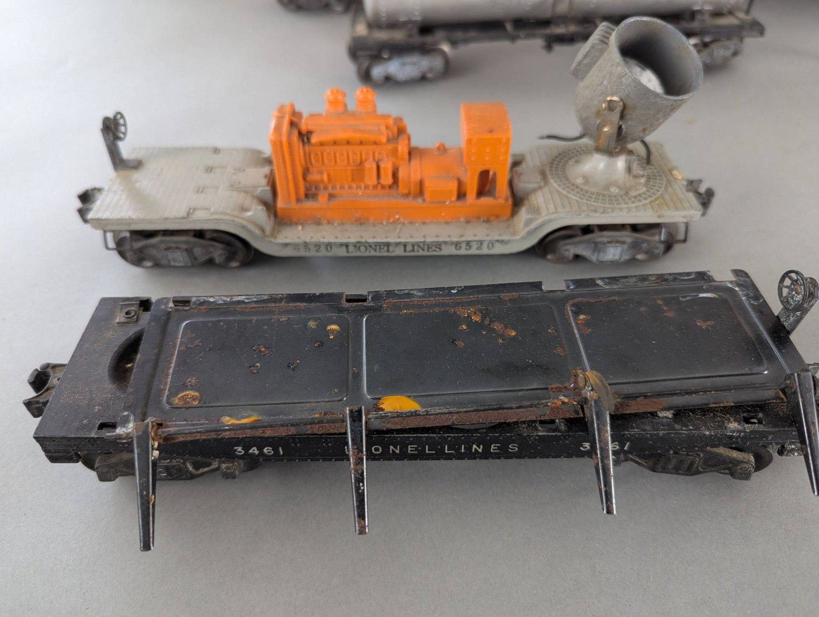 Lionel Train Cars and Accessories Collection with Track Signals - 3