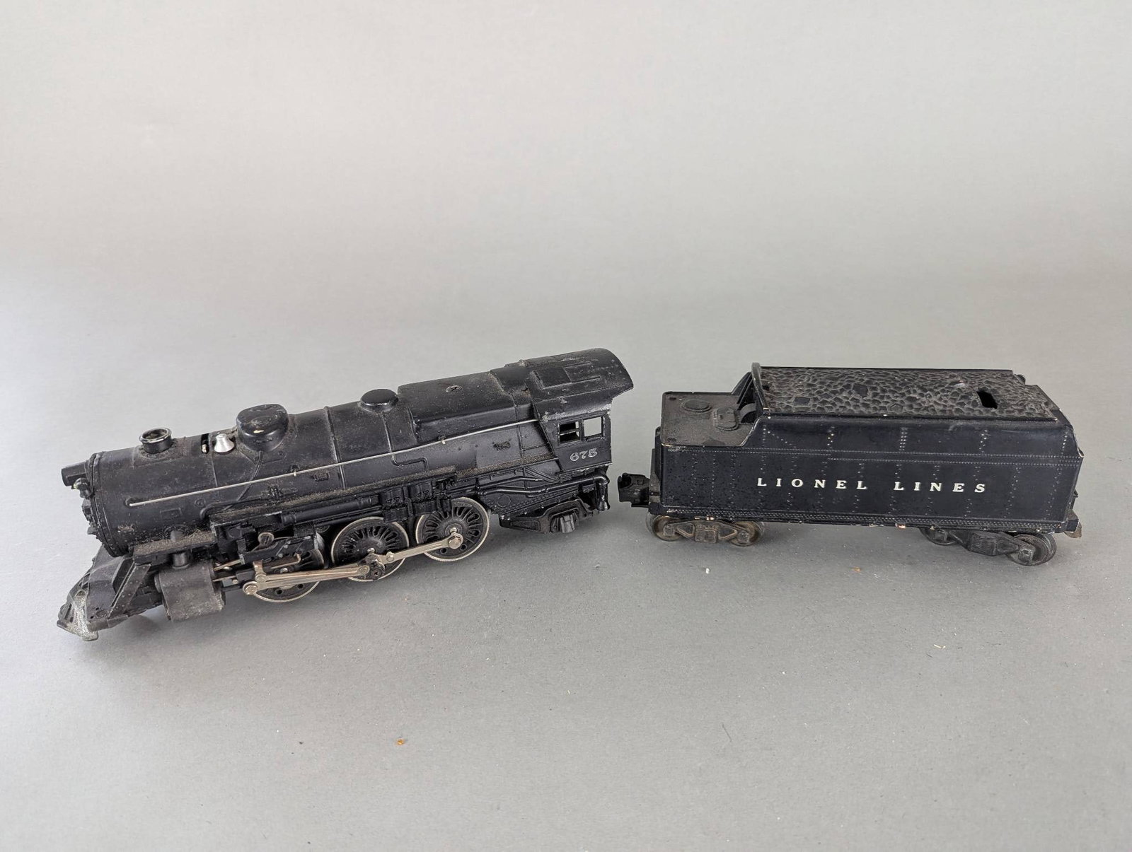 Lionel 675 Railroad Locomotive Engine and 6466w Tender: **Important** Please read below description on how to avoid high shipping costs. Lionel 675 steam engine and 6466w tender in black finish. Both items are labeled Lionel Lines, and the engine features 