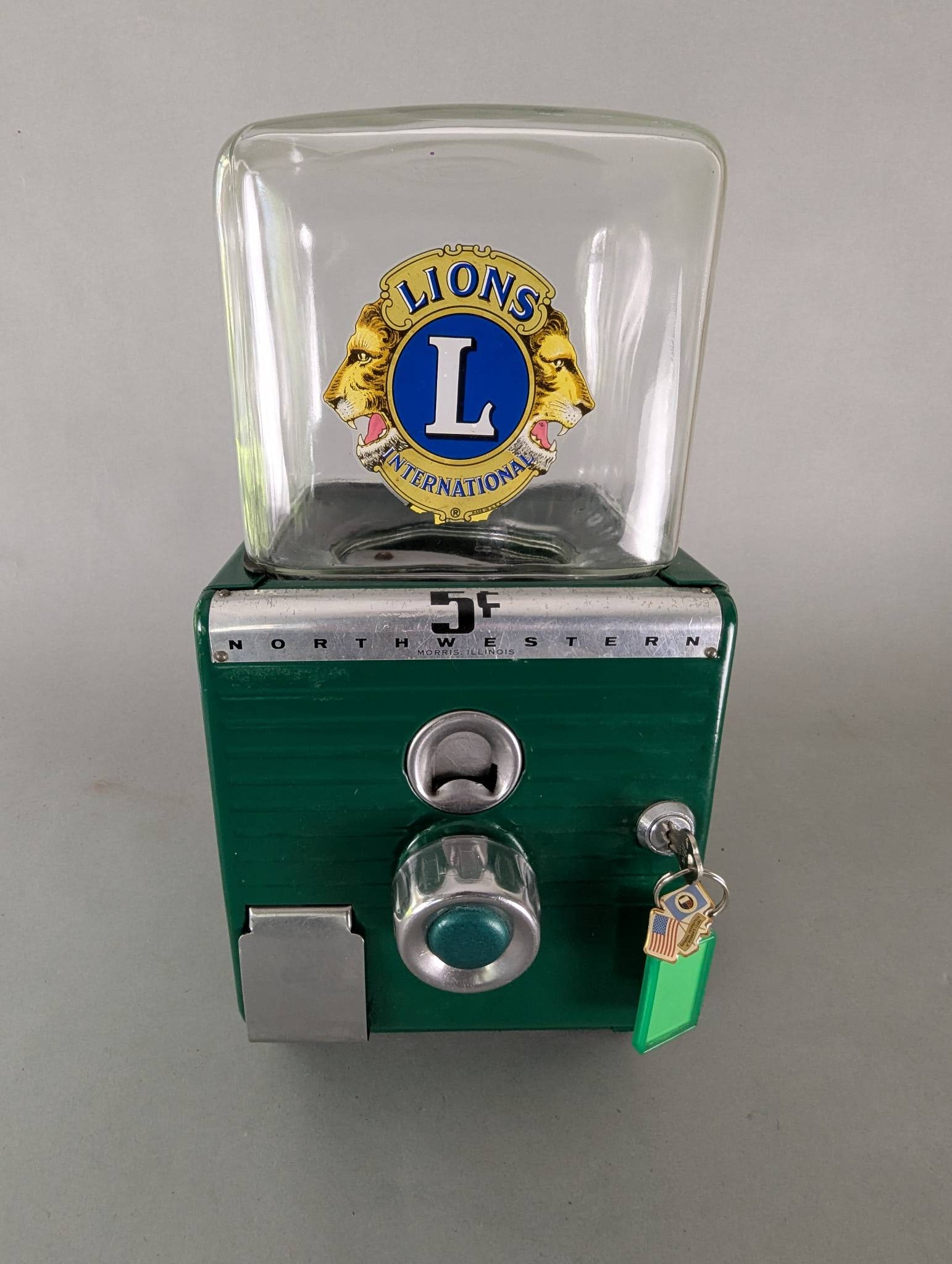 Northwestern Model 33 Green Gumball Machine: **Important** Please read below description on how to avoid high shipping costs. Northwestern Model 33 gumball machine featuring a durable green painted metal body and clear glass hopper. The machine 