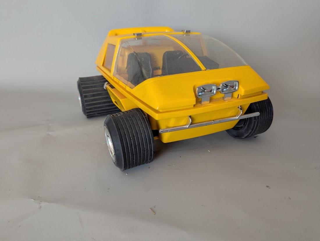 Vintage Testors Cosmic Wind R/C Car Futuristic Design Collectible Toy Model: **Important** Please read below description on how to avoid high shipping costs. Up for auction is a unique Testors Cosmic Wind R/C Car, measuring 7 high x 11 x 13. This vintage piece features a promi