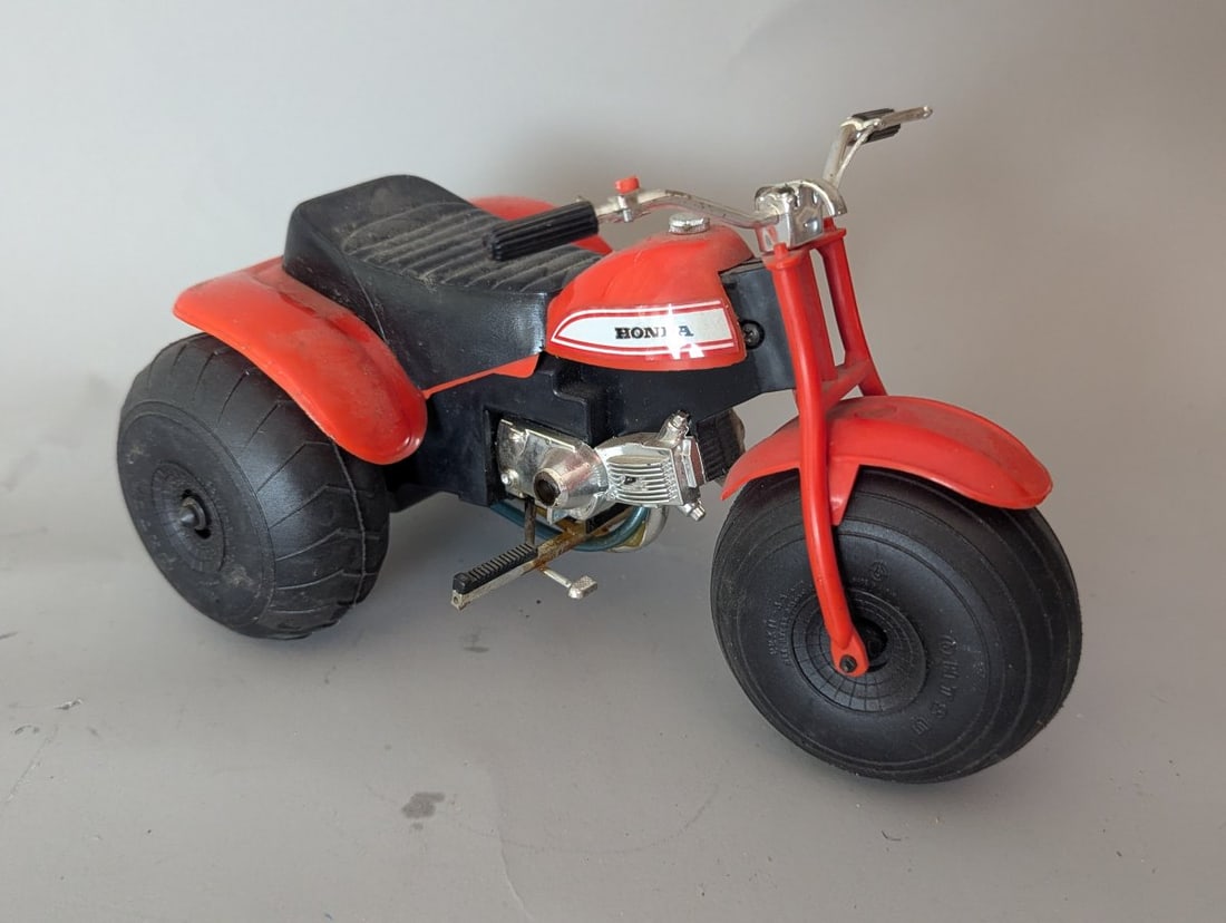 Collectible Vintage Cox Gas-Powered Honda ATC 90 Model Toy Classic 1970s: **Important** Please read below description on how to avoid high shipping costs. Up for auction is a Vintage Cox Gas-Powered Honda ATC 90 Model, measuring 9 x 5 x 6 inches. This iconic toy is a
