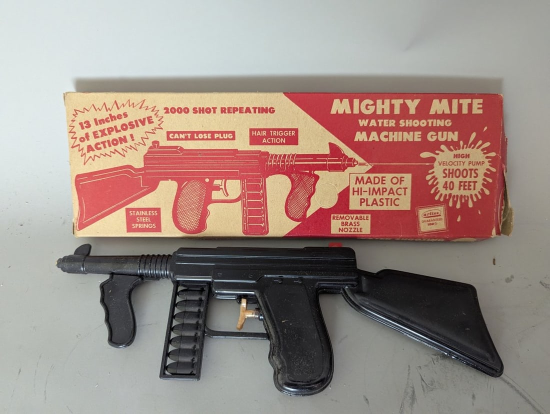 Arliss Mighty Mite Water Shooting Machine Gun Vintage Toy Collector's Item: **Important** Please read below description on how to avoid high shipping costs. Up for auction is a fantastic Arliss Mighty Mite Water Shooting Machine Gun. This iconic toy features a sturdy black