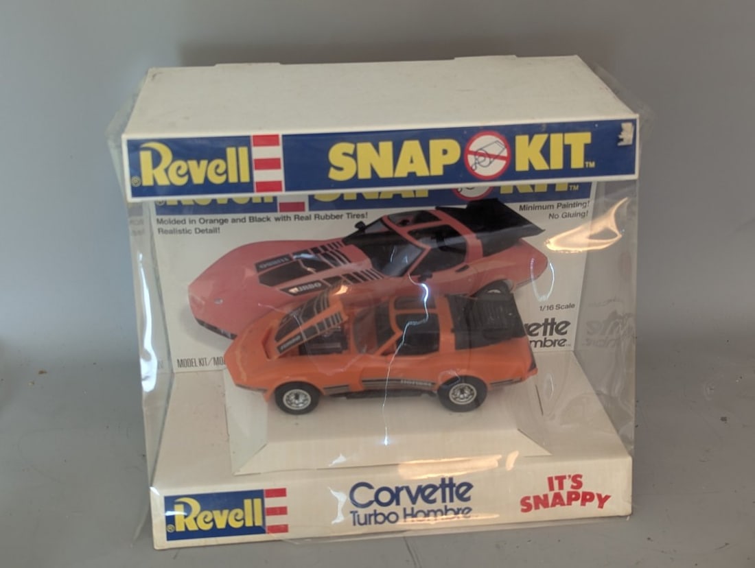Revell Snap Kit Corvette Turbo Hombre 1/16 Scale Vintage Store Display Model: **Important** Please read below description on how to avoid high shipping costs. Up for auction is a rare vintage store display featuring a Revell Snap Kit Corvette Turbo Hombre. This promotional