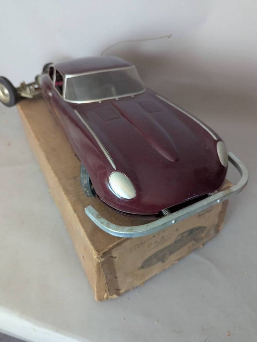 Vintage Pleasant Metallic Model 1/8 Scale Jaguar E-Type R.C. Car Kit Konishi Works: **Important** Please read below description on how to avoid high shipping costs. As found. Good for parts or restoration. Box is 23 x 9 1/2 x 5 1/2. This rare, incomplete model kit from Konishi Works 