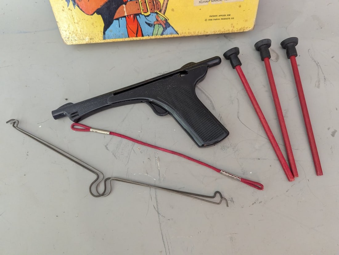 Vintage 1948 Prince Valiant Crossbow Pistol Game by Empire Plastic Corp - 3