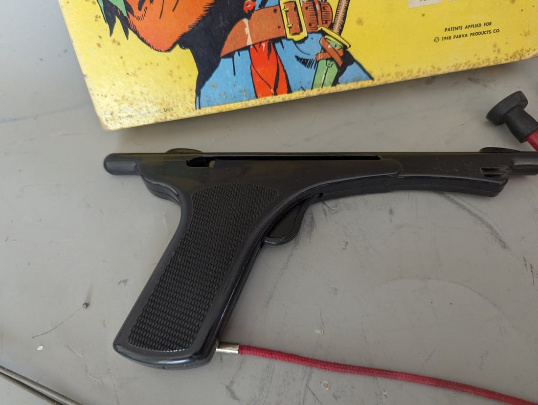 Vintage 1948 Prince Valiant Crossbow Pistol Game by Empire Plastic Corp - 5