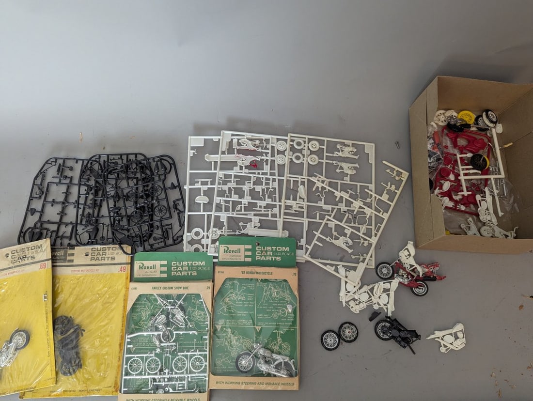 Revell Vintage Motorcycle Kits Collection 1/25 Scale NOS & Parts Lot for Collectors (1 of 7)