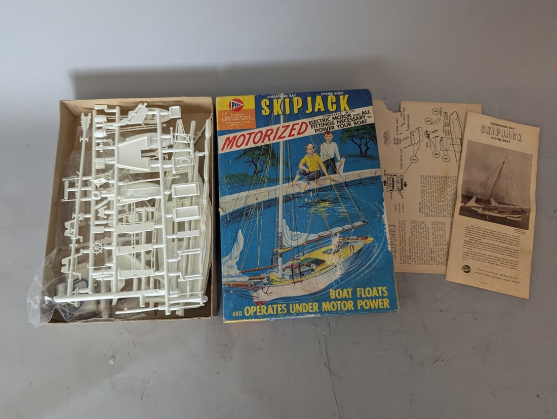 Vintage Pyro Chesapeake Bay Skipjack Motorized Model Kit No. 270-130 Rare Collectible: **Important** Please read below description on how to avoid high shipping costs. Up for auction is a Vintage Pyro Motorized Chesapeake Bay Skipjack Oyster Boat Model Kit (No. 270-130). This appealing