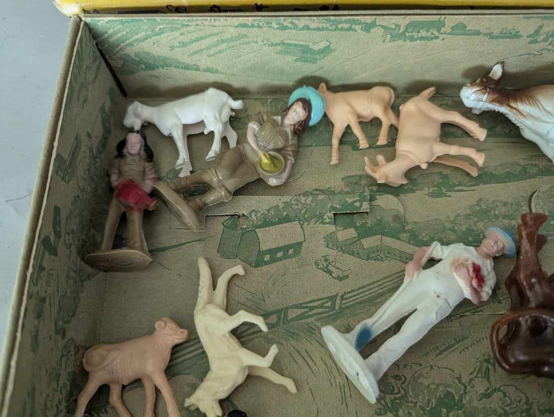 Beton Toys Dairy Farm Cattle Range Playset No. 171 Vintage Collectible Toy Figures - 4