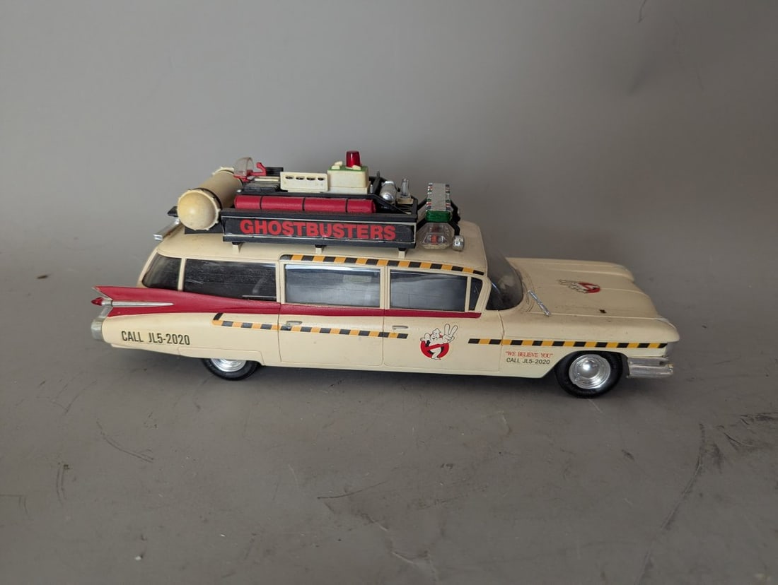 Johnny Lightning Ghostbusters Ecto-1 Die-Cast Model Collectible Car with Loose Mirror - 2