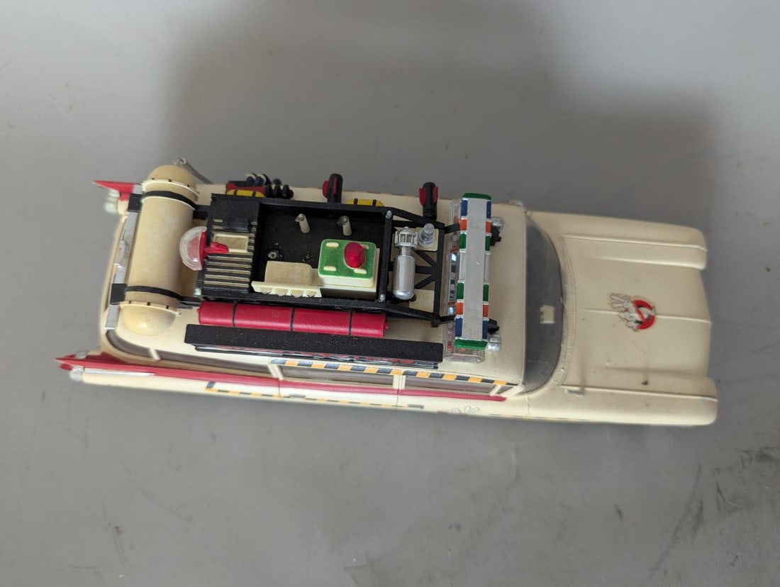 Johnny Lightning Ghostbusters Ecto-1 Die-Cast Model Collectible Car with Loose Mirror - 3