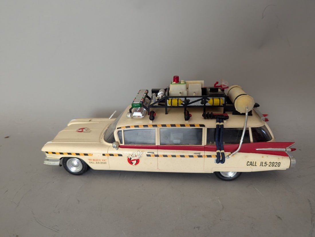 Johnny Lightning Ghostbusters Ecto-1 Die-Cast Model Collectible Car with Loose Mirror - 5
