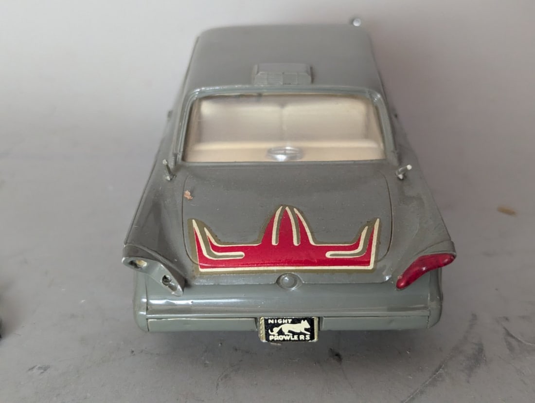Customized 1960 Ford Starliner Vintage Model Car with Unique Hot Rod Features - 2
