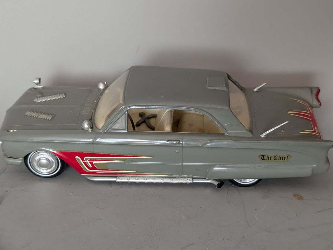 Customized 1960 Ford Starliner Vintage Model Car with Unique Hot Rod Features - 3