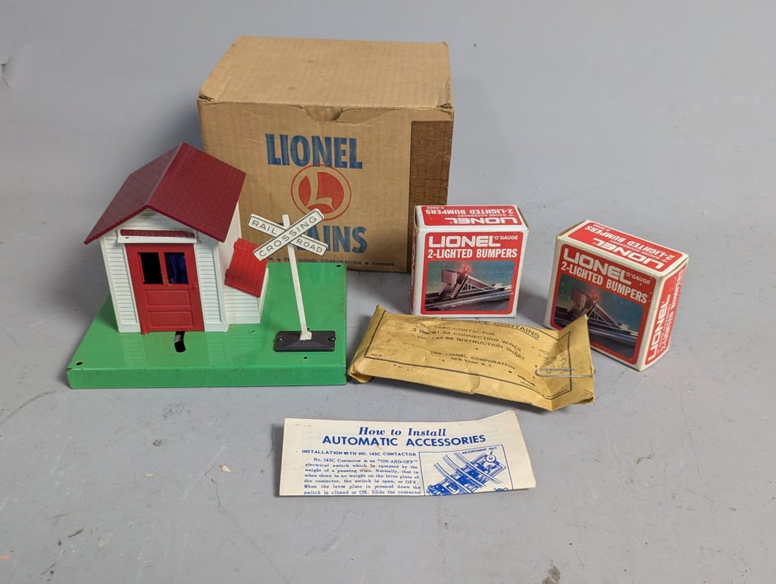 Lionel O-Gauge Model Train Accessories Collection - Postwar Gateman & Lighted Bumpers (1 of 6)