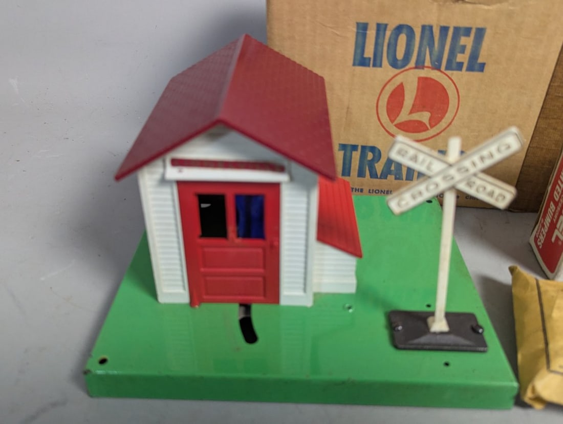 Lionel O-Gauge Model Train Accessories Collection - Postwar Gateman & Lighted Bumpers - 2