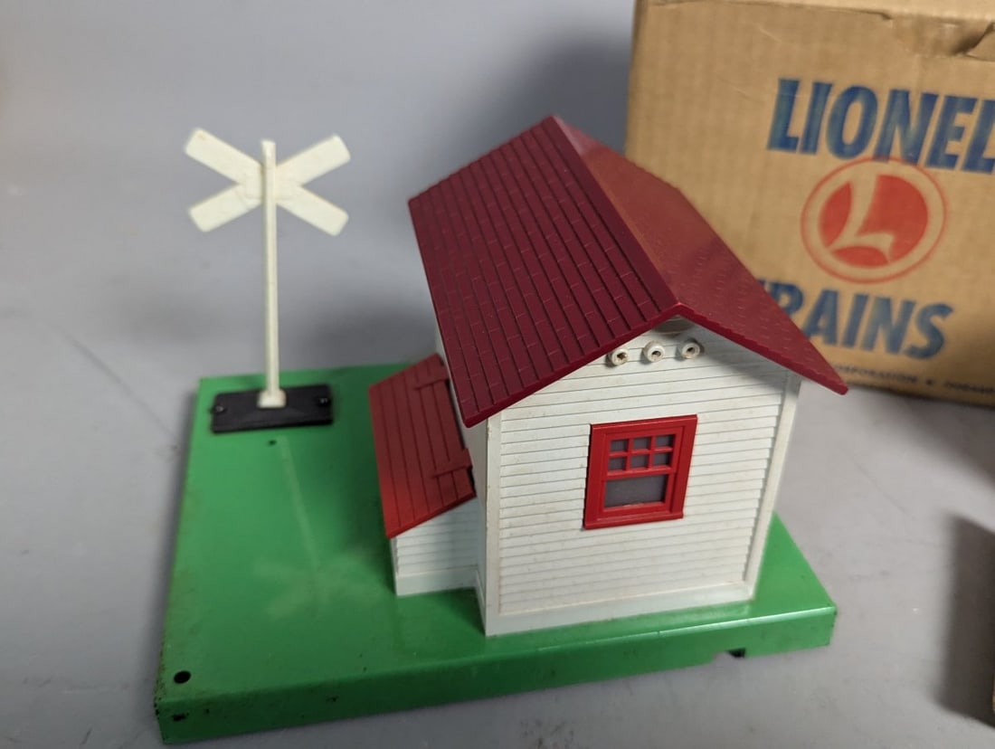Lionel O-Gauge Model Train Accessories Collection - Postwar Gateman & Lighted Bumpers - 3