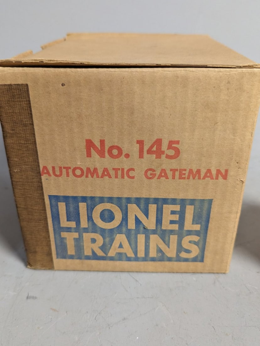 Lionel O-Gauge Model Train Accessories Collection - Postwar Gateman & Lighted Bumpers - 5