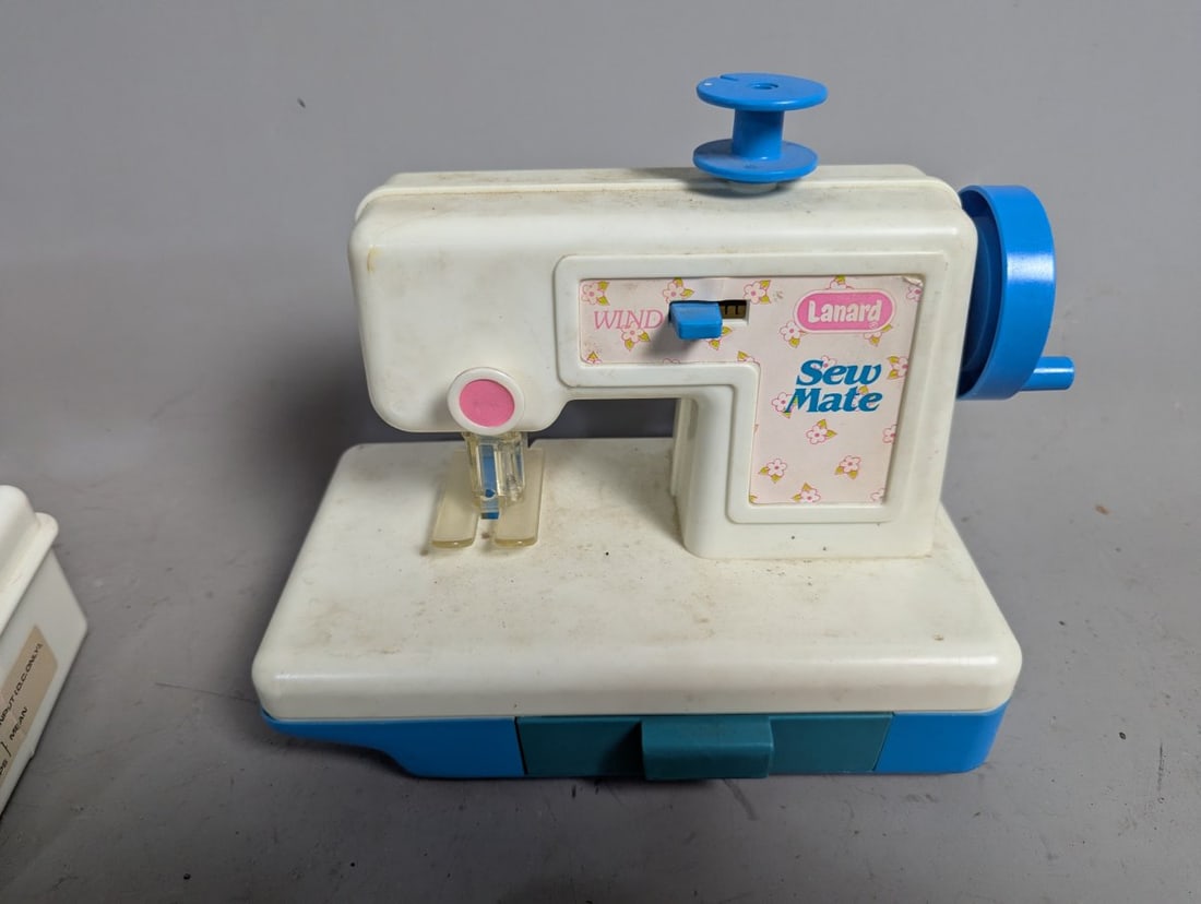 Vintage Lot of Four Toy Sewing Machines Singer American Girl Lanard Kay-ee - 2