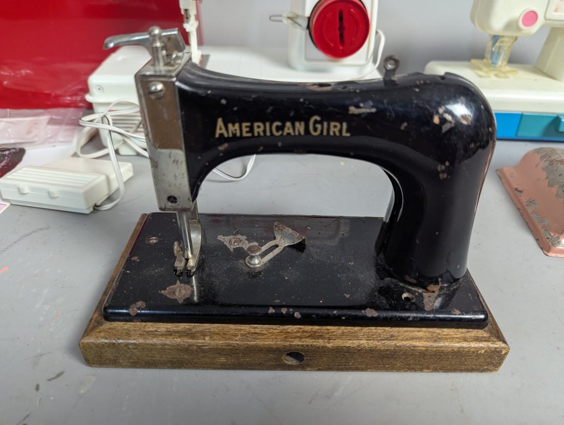 Vintage Lot of Four Toy Sewing Machines Singer American Girl Lanard Kay-ee - 4