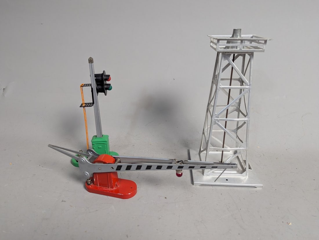 Lionel Vintage O-Gauge 394 Rotating Beacon Tower 152 Crossing Gate 153 Block Signal Set (1 of 5)