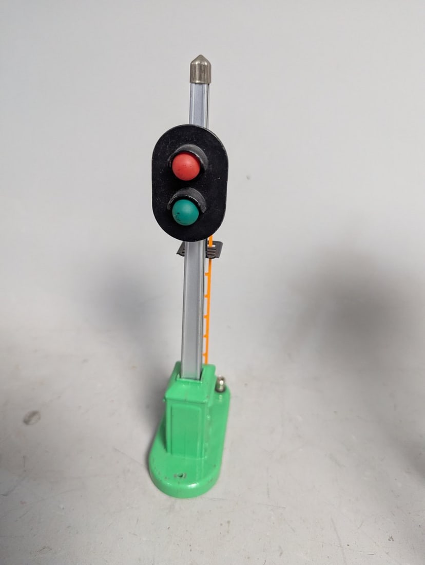 Lionel Vintage O-Gauge 394 Rotating Beacon Tower 152 Crossing Gate 153 Block Signal Set - 4