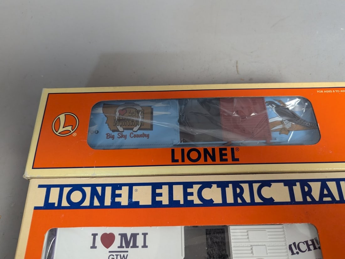 Lionel O-Gauge Model Train Boxcars Collection - Christmas & State Editions - 4