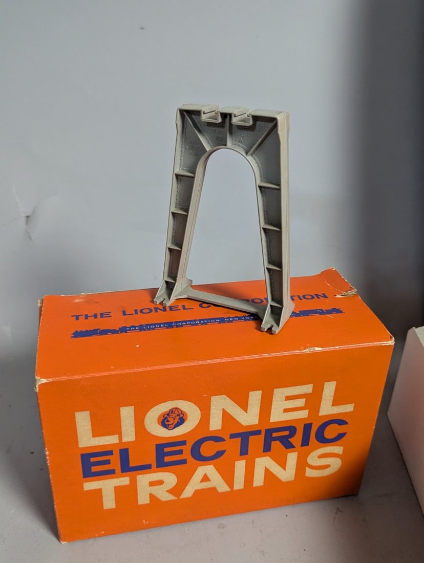 Lionel Model Train Trestle Sets Postwar No. 111 and No. 110 Excellent Condition - 2