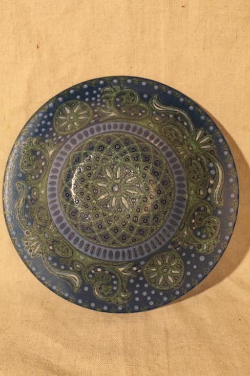 Mid Century Higgins Glass Bowl & Ashtrays: (1) Blue and green bowl with no apparent signature, 8.25" dia. Excellent condition. (2) Matched pair yellow ashtrays with gold Higgins signatures, 4" x 4". Excellent condition. (3) Fish design ashtray