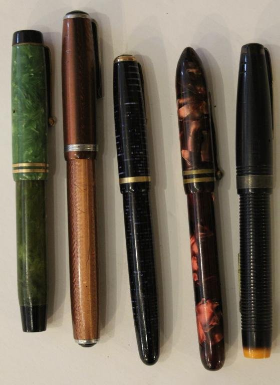Lot of Mixed Amerian Vintage Fountain Pens: Mixed lot of five vintage American fountain pens: Parker, J.E Hayes Co, Watermans, Esterbrook, and Parker. Pens all have nibs with no cracks, splits or chips. Dimenson approximately 5"L.