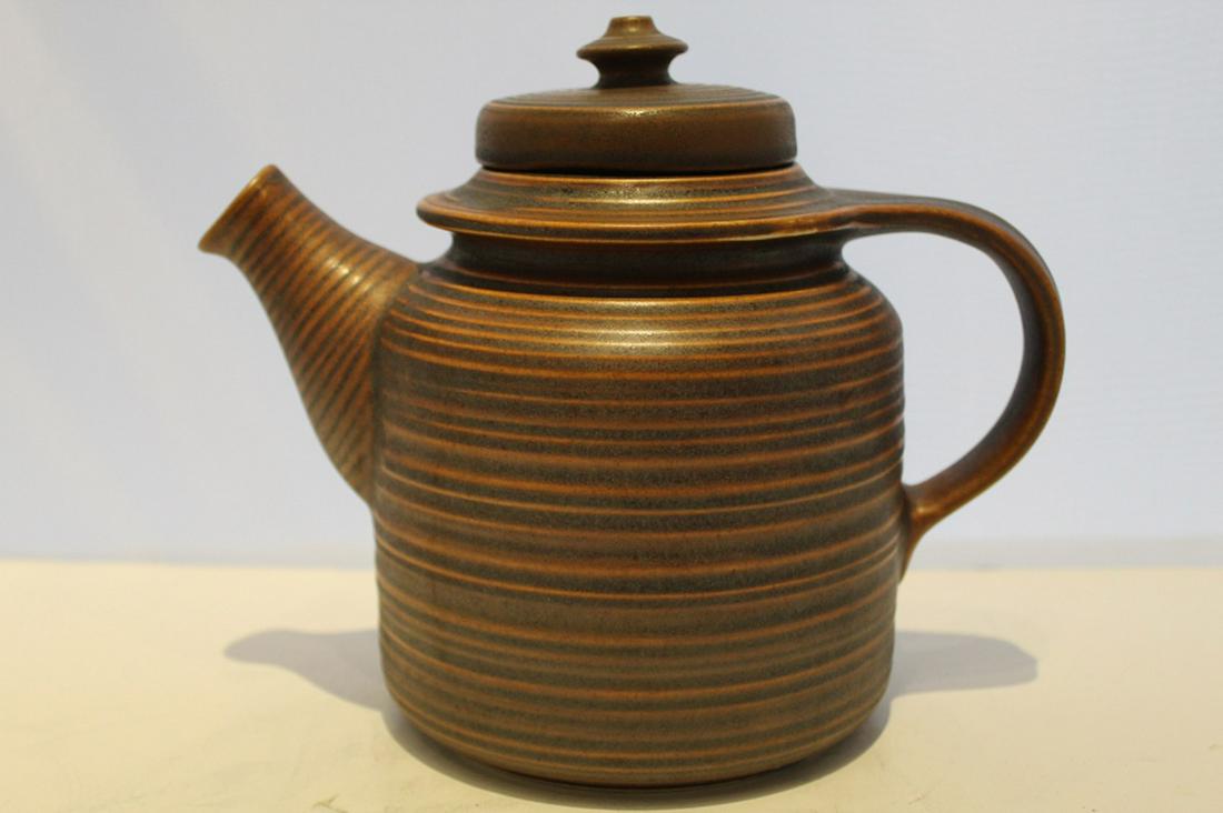 Arabia Finland Ulla Procope Kaarna Teapot: Kaarna matte brown teapot by Ulla Procope for Arabia Finland. In good condition with no chips, cracks or scratches. Dimension 8"W x 7"H.