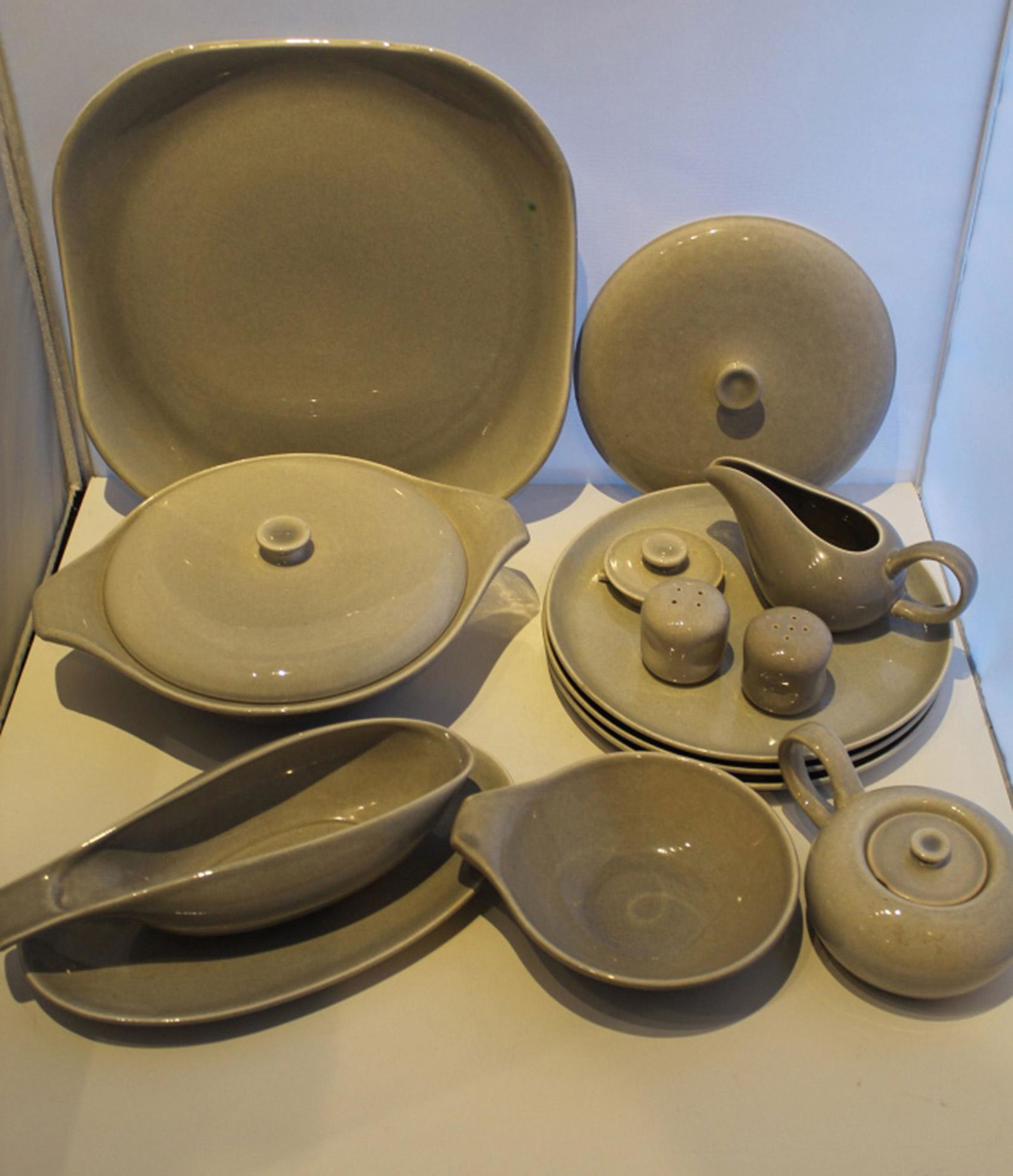 Russel Wright American Modern Granite Grey: Granite grey glaze. All vintage pieces in good to excellent condition. Includes 1 serving bowl with lid (small chip to handle), 1 serving bowl lid, 1 sugar bowl (lid chips), 1 gravy boat with liner pl