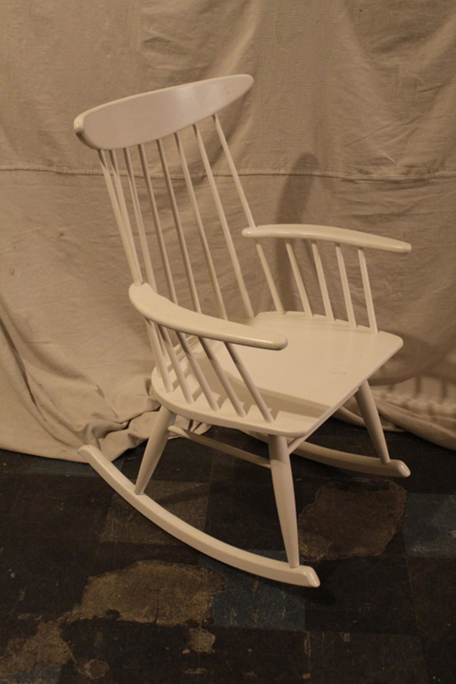 Russel Wright for Conant Ball Rocking Chair: White enameled rocking chair ascribed to Russel Wright. Excellent condition