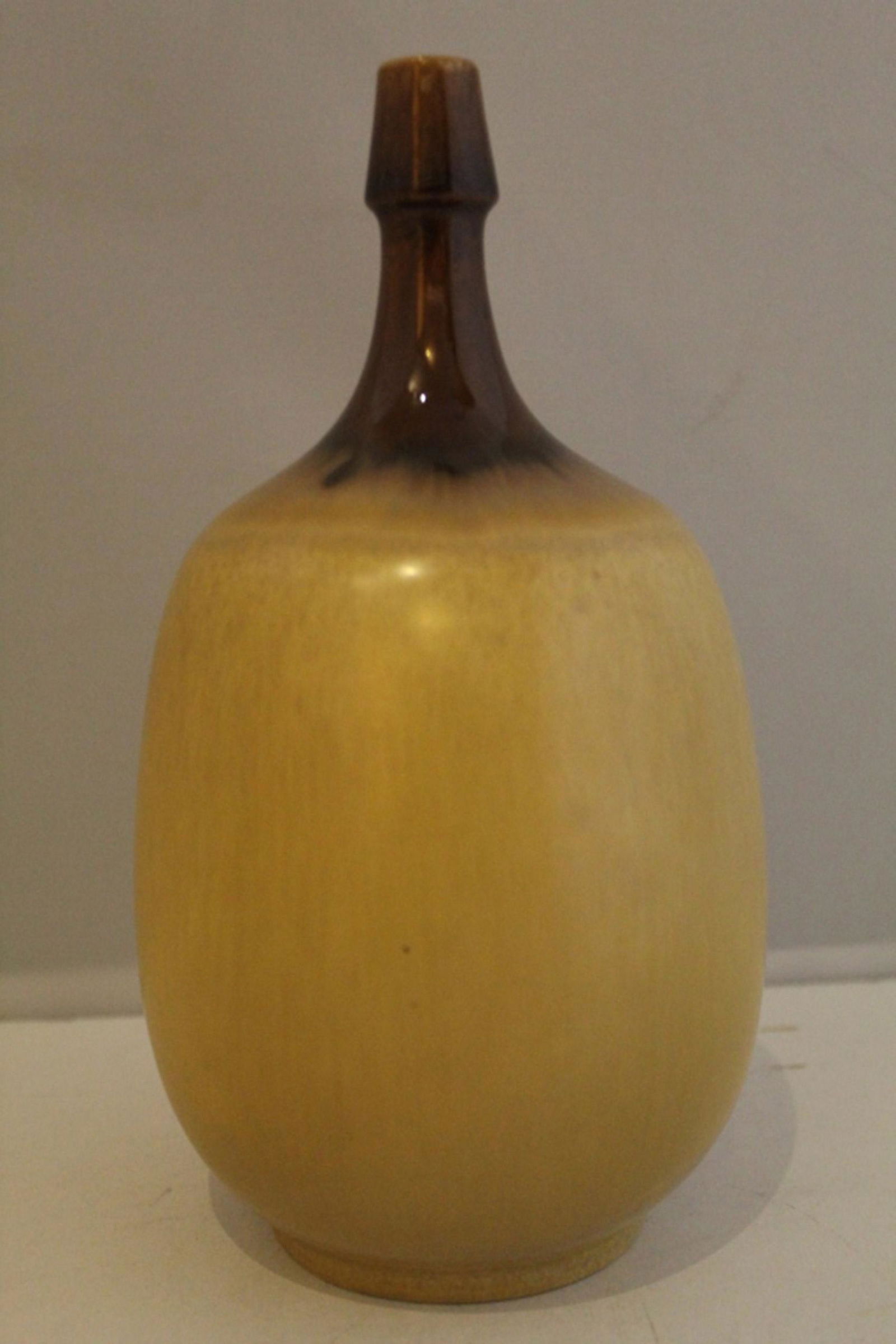 Mancioli Italia Mid Century Vase for Raymor: Mancioli Italia mid century vase for Raymor. In good conndition; three small bubble glaze flaws. Dimension approximately 8 1/2"H x 4" diameter.